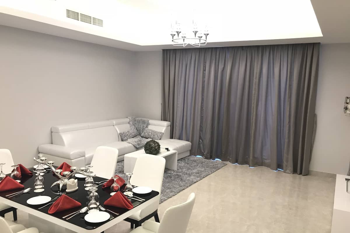 2 bedrooms, desk, laptop workspace, blackout drapes