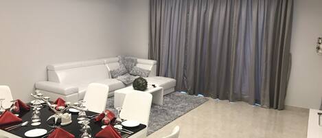 2 dormitorios, escritorio, espacio para trabajar con un portátil