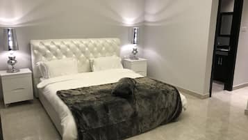 2 bedrooms, desk, laptop workspace, blackout curtains