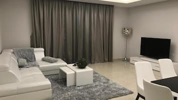 2 bedrooms, desk, laptop workspace, blackout curtains