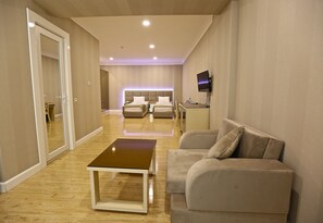 خزنة داخل الغرفة ومكتب وتجهيزات عازلة للصوت ومكواة/لوح كي