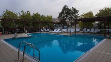 Piscine extérieure, chaises longues