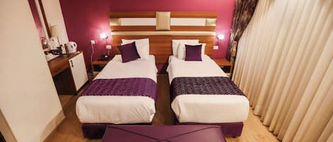 Kamer, 1 twee- of 2 eenpersoonsbedden, uitzicht op de stad | Een minibar, een kluis op de kamer, een bureau, een laptopwerkplek