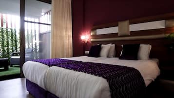 Minibar, in-room safe, desk, laptop workspace