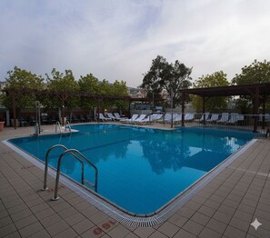 Outdoor pool, open 10 AM to 5:30 PM, pool loungers - Kinorot Hotel - kosher Le'mehadrin (Tiberias)