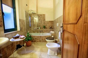 Deluxe Double Room (Itaca) | Bathroom - Kalinikta B&B (Locri)