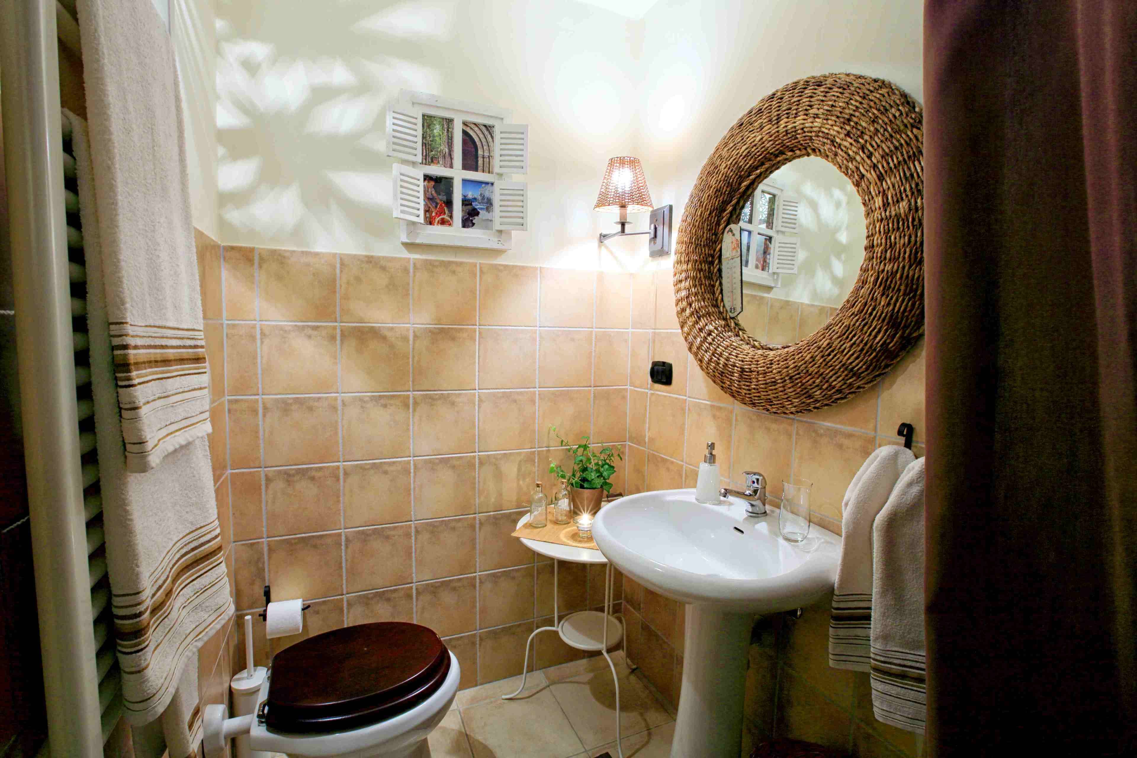 Ein Badezimmer mit Toilette, Waschbecken und Spiegel.
