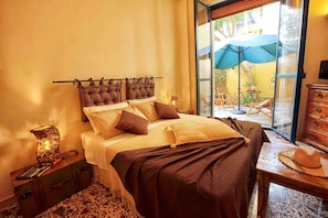 Deluxe Double Room (Itaca) | Desk, iron/ironing board, cots/infant beds, rollaway beds - Kalinikta B&B (Locri)