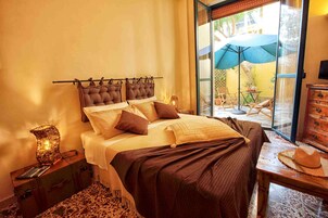 Quarto casal luxo (Itaca) | Escrivaninha, ferros/tábuas de passar roupa, berços (sobretaxa)