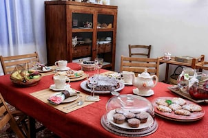 Café da manhã feito na hora todos os dias mediante uma taxa