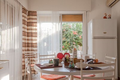 Sunny Three Bedroom House near the beach 