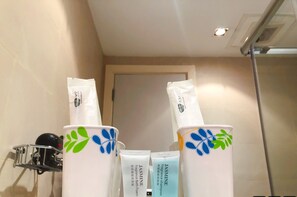 Hair dryer, towels - Gotophi Honeymoon room Knightsbridge Makati 4314 (Makati)