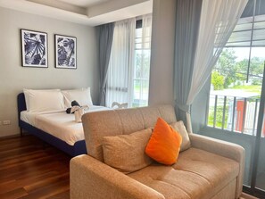 Design Studio Suite, 1 Queen Bed | Living area