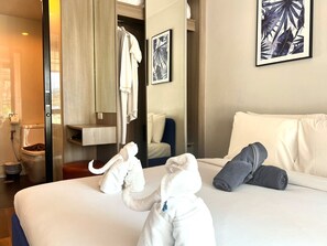 Design Studio Suite, 1 Queen Bed | In-room safe, blackout curtains, iron/ironing board, bed sheets