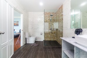 4 Bedrooms Villa  | Bathroom | Deep-soaking bathtub, free toiletries, hair dryer, bidet - Kata Top View by Lofty (Karon)