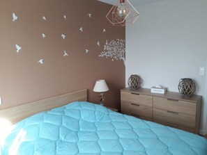 2 chambres, chambres insonorisées, fer et planche à repasser