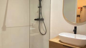 Douche, articles de toilette gratuits, sĂšche-cheveux