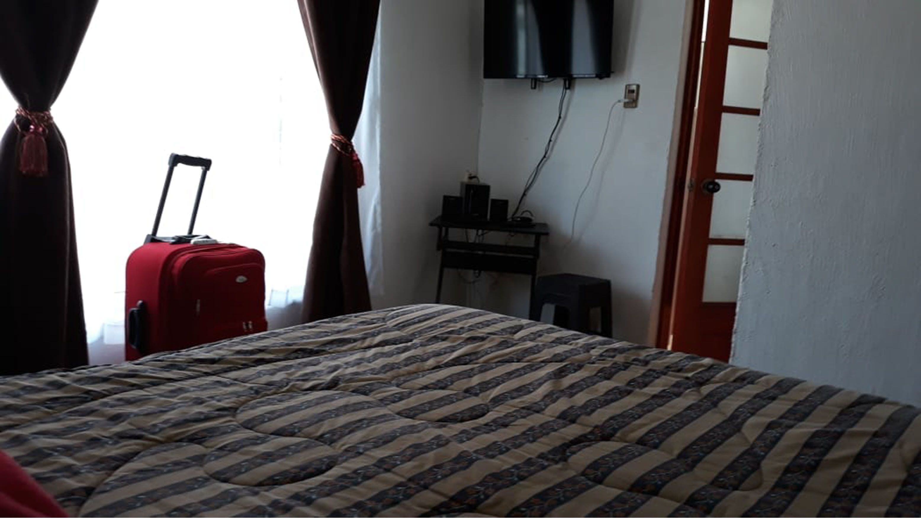 Familienapartment, 2 Schlafzimmer, eigenes Bad, Erdgeschoss | 2 Schlafzimmer, Schreibtisch, Verdunkelungsvorhänge