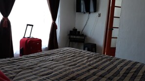 ファミリー アパートメント 2 ベッドルーム 専用バスルーム 1 階 | 2 室のベッドルーム、デスク、遮光カーテン、アイロン / アイロン台