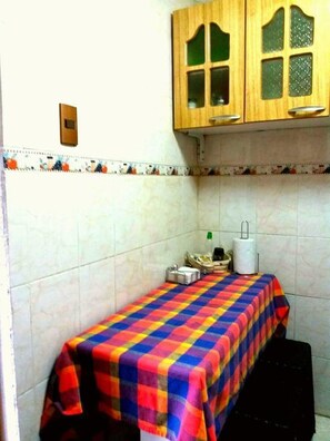 Apartamento família, 2 quartos, banheiro privativo, no piso térreo | Opções para refeição no quarto