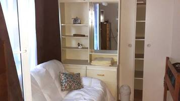 Family Apartment, 2 Bedrooms, Private Bathroom, Ground Floor | Living area