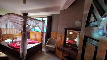 In-room safe, desk, soundproofing, iron/ironing board (on request)