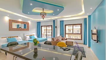 SeaView Turtles A41 royal suite | Dilengkapi dengan perabotan berbeda-beda dan tirai kedap cahaya
