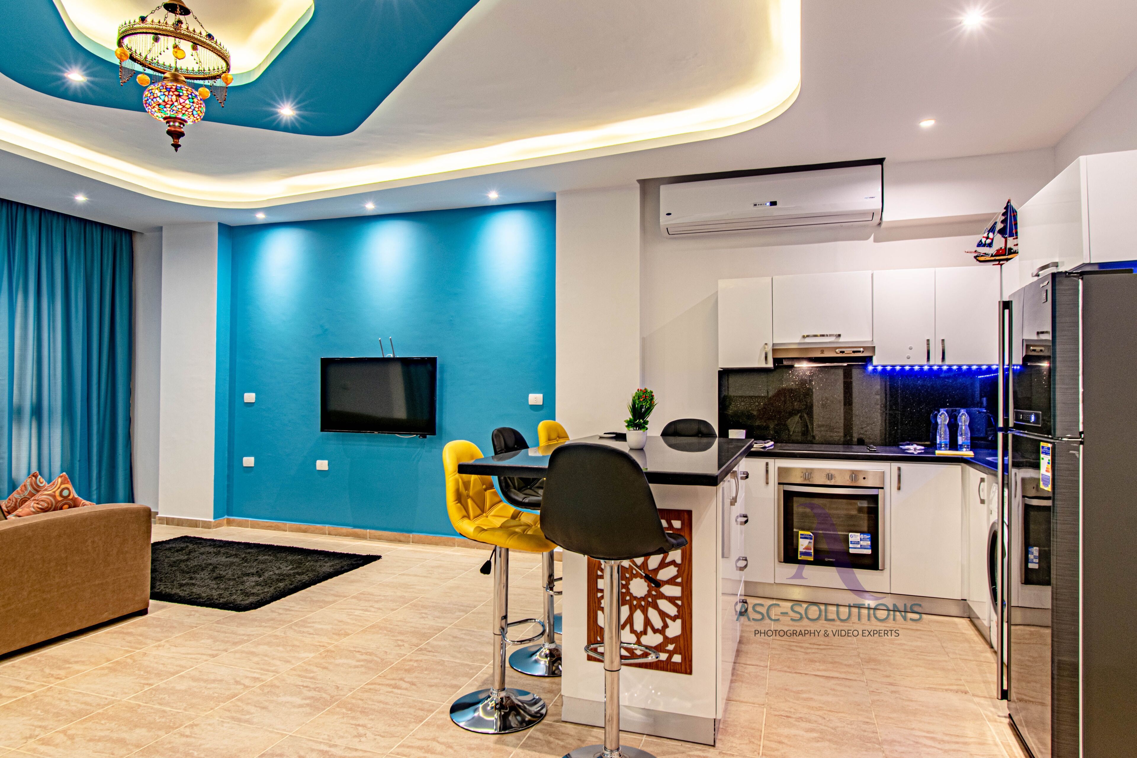 Muebles diferentes, cortinas blackout y tabla de planchar con plancha 