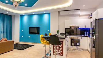 Muebles diferentes, cortinas blackout y tabla de planchar con plancha