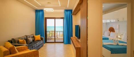 Muebles diferentes, cortinas blackout y tabla de planchar con plancha