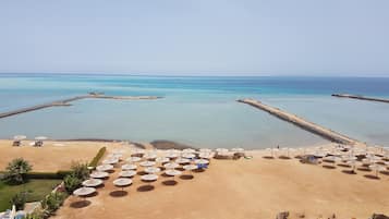 Privat strand, parasoller och strandbarer