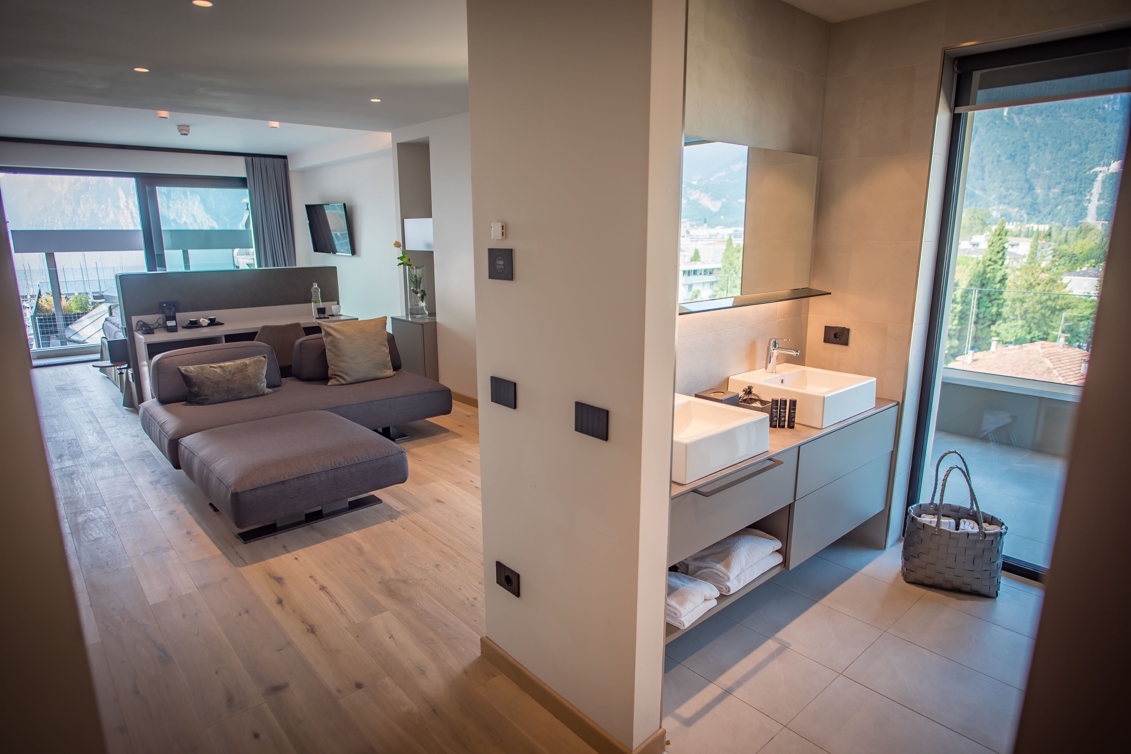 panoramic studio suite, tower | bathroom | shower, rainfall showerhead, free toiletries, hair dryer