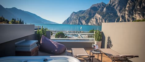 Honeymoon Studio Suite, Lake View, Tower | Private spa tub