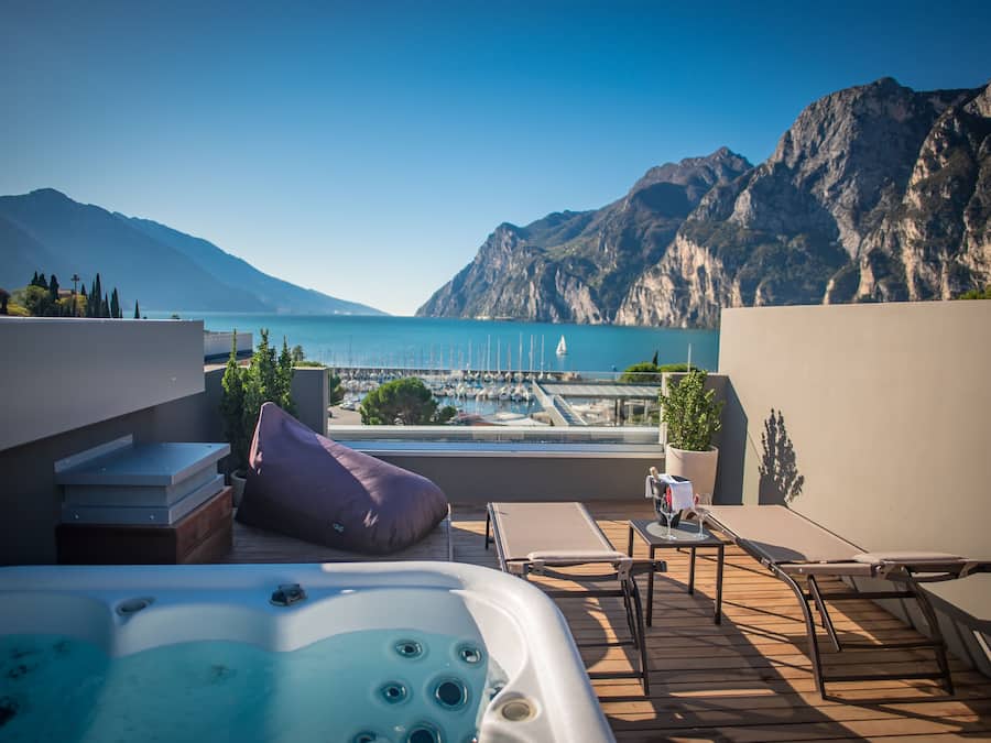 Honeymoon Studio Suite, Lake View, Tower | Private spa tub