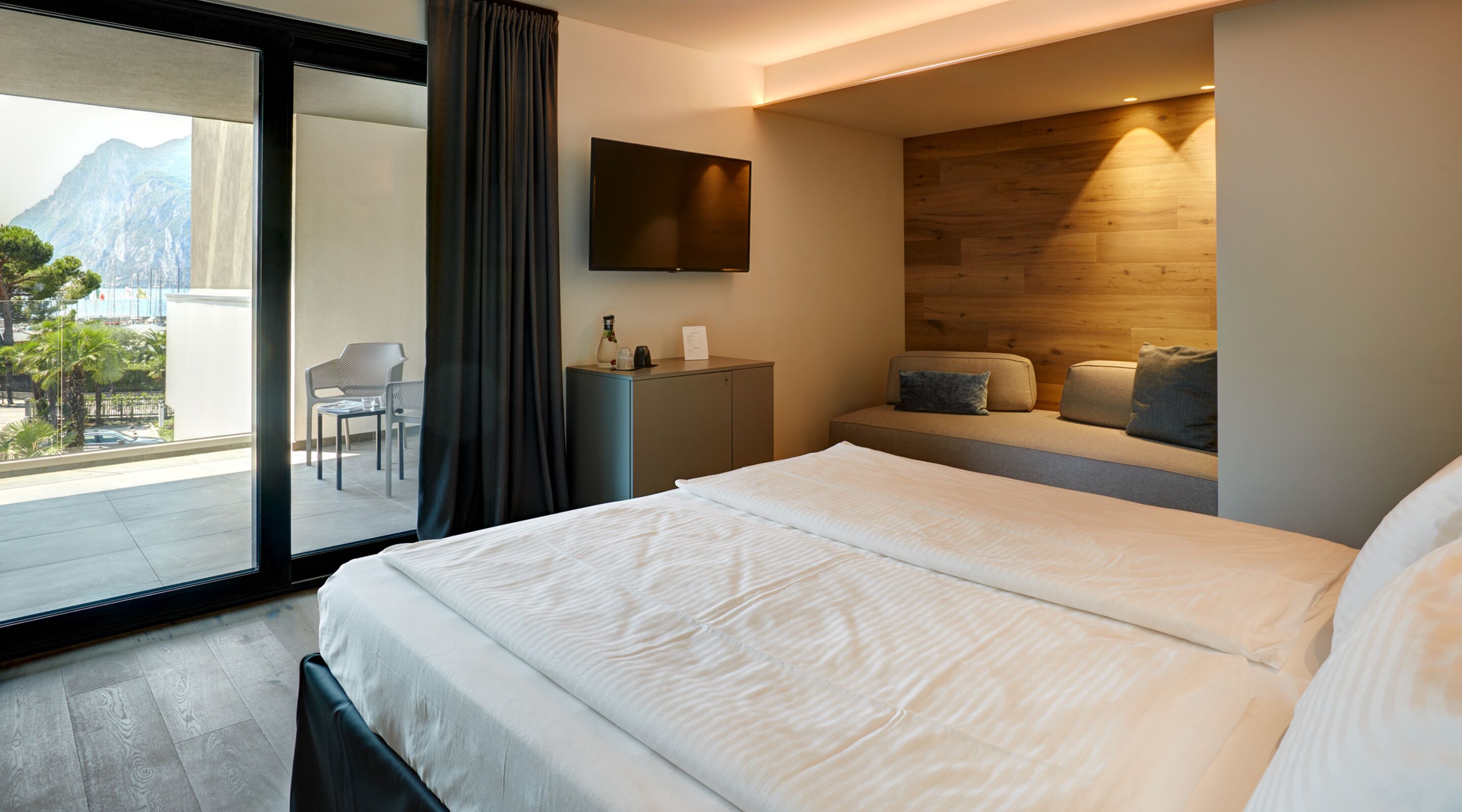 exclusive room, balcony, lakeside | balcony