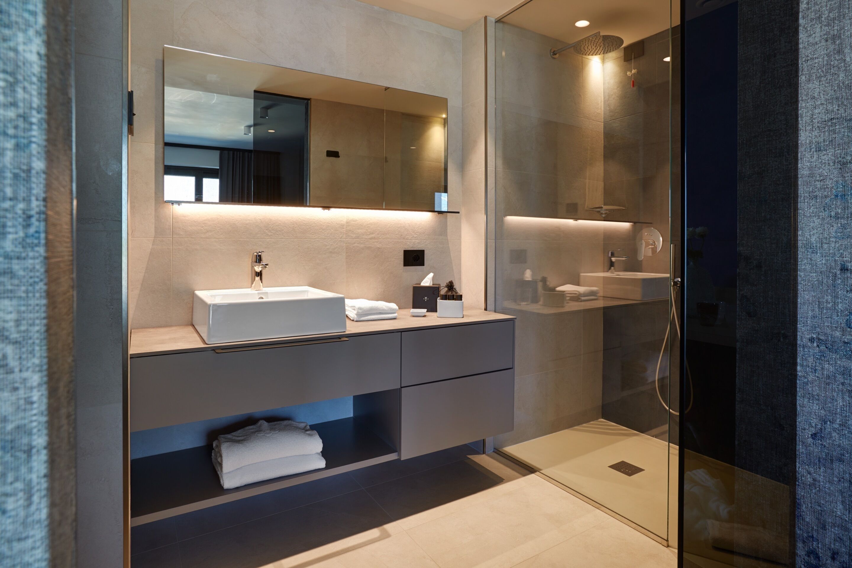 deluxe room, balcony, mountain view | bathroom | shower, rainfall showerhead, free toiletries, hair dryer