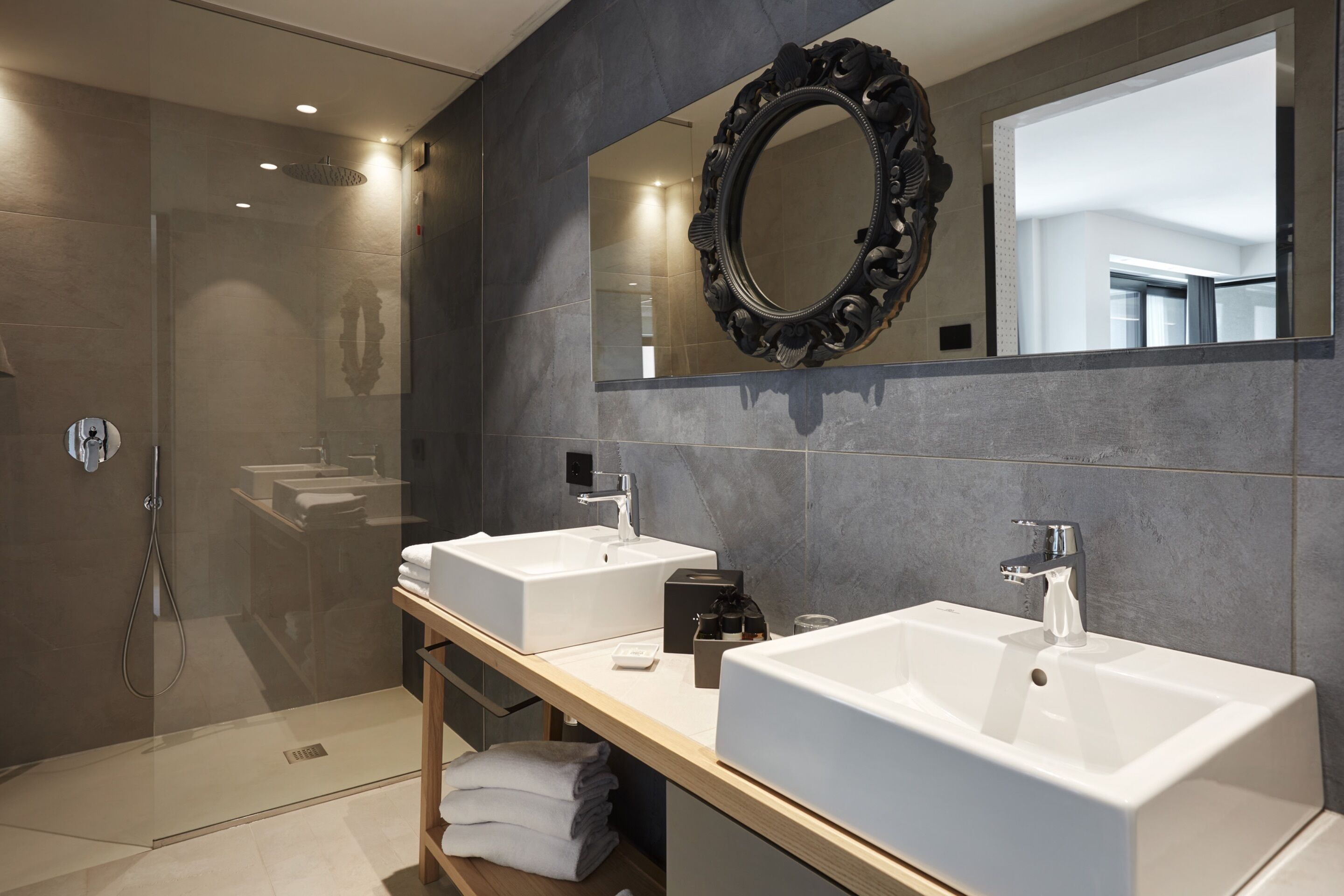 luxury room, balcony, harbour view | bathroom | shower, rainfall showerhead, free toiletries, hair dryer