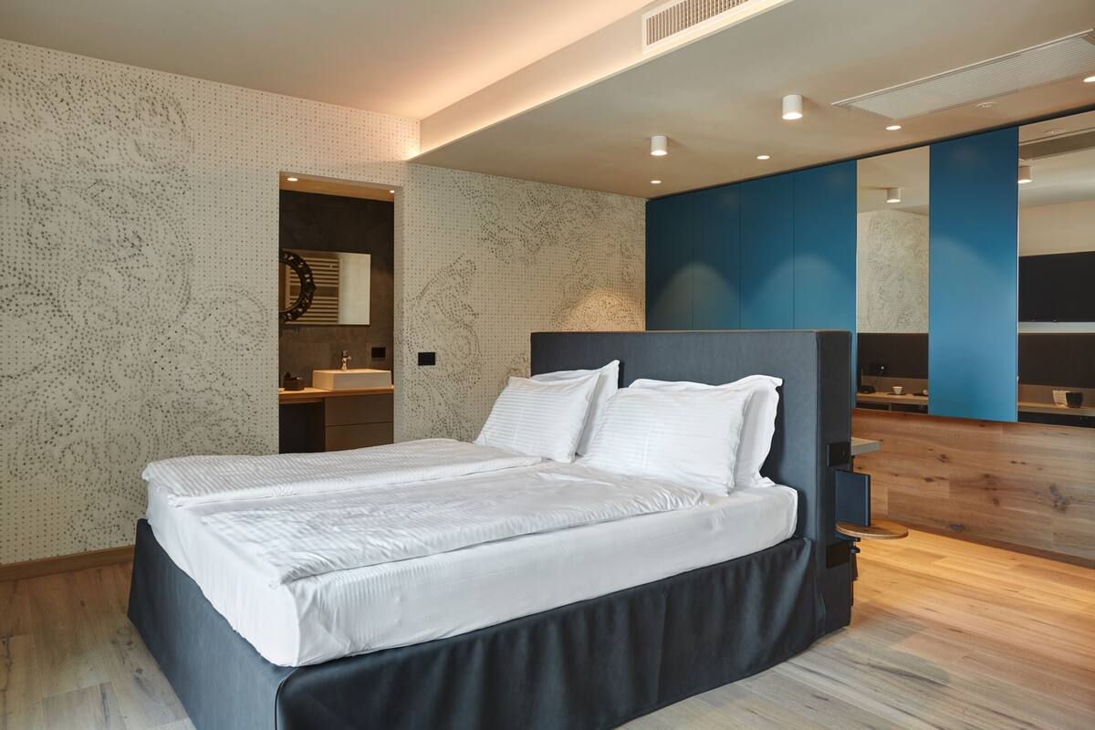 Habitación de lujo, balcón, vistas al puerto | Ropa de cama hipoalergénica, edredones de plumas, minibar y caja fuerte