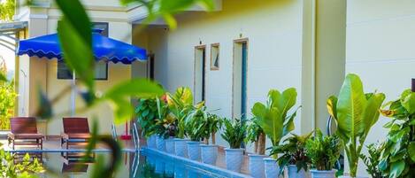 Una piscina al aire libre