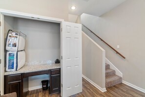 2 bedrooms, individually decorated, individually furnished, desk - Experience a First Class Stay - 2 BDRM (Humble)