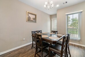 Classic-Stadtwohnung, 2 Schlafzimmer, Nichtraucher, Küche | Essbereich im Zimmer