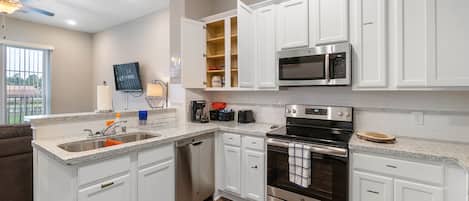 Full-sized fridge, microwave, oven, stovetop