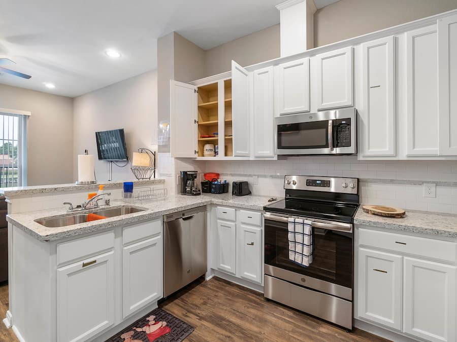 Een koelkast/vriezer, een magnetron, een oven, een kookplaat