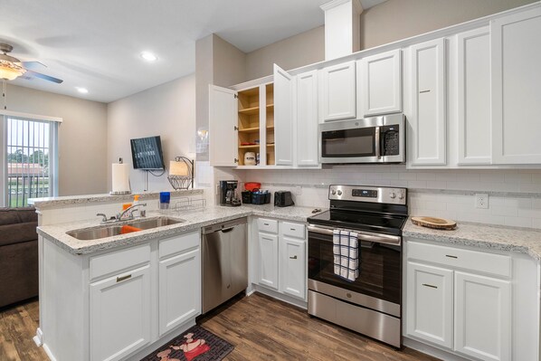 Full-size fridge, microwave, oven, stovetop