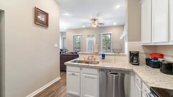 Casa de ciudad clásica, 2 habitaciones, para no fumadores, cocina | Cocina privada | Refrigerador con congelador, microondas, horno y parrilla de estufa