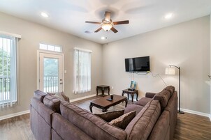 Classic Townhome, 2 Bedrooms, Non Smoking, Kitchen | Living room | Flat-screen TV