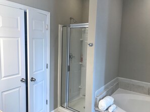Classic Townhome, 2 Bedrooms, Non Smoking, Kitchen | Bathroom | Separate tub and shower, free toiletries, hair dryer, towels - Experience a First Class Stay - 2 BDRM (Humble)