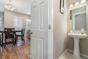 Casa de ciudad clásica, 2 habitaciones, para no fumadores, cocina | Lavabo en el baño