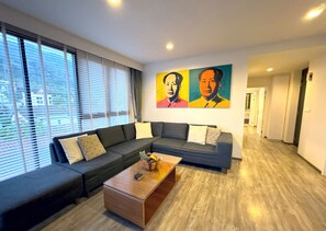 Appartement classique, 2 chambres, vue sur la montagne | Aire de séjour | Téléviseur à DEL de 32 po avec télévision numérique, téléviseur