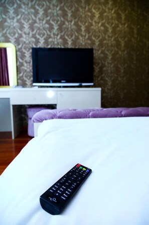 Kamar Single Standar | Meja kerja, tirai kedap cahaya, kedap suara, dan setrika/meja setrika